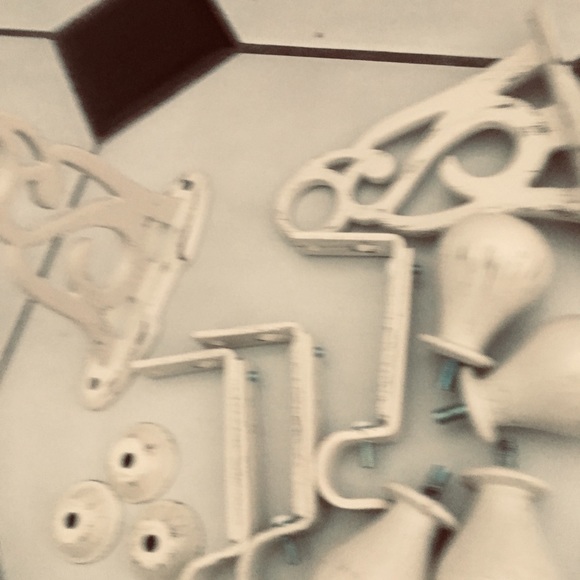 COPY - NW WHITE 5 BRACKETS AND 4 FINIALS SET - Picture 4 of 8